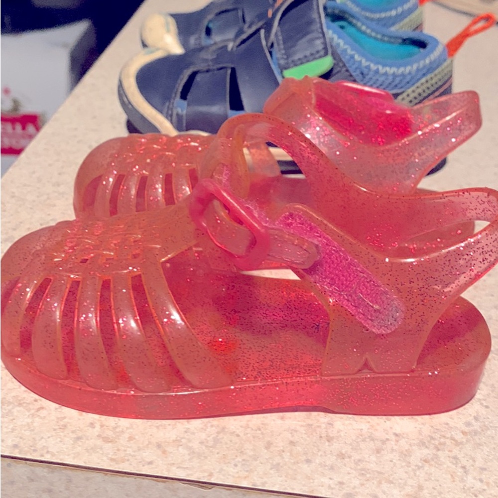 Size 5/6 jellies!! Super cute. Like new!